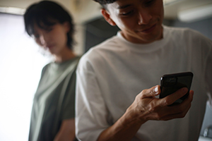 スマホを手放さない