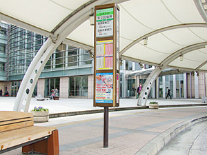 東京都足立区役所正面バス停へ広告掲載を開始
